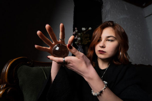 Колдунья из Екатеринбурга обманула семейную пару на миллион рублей | В Екатеринбурге суд обязал колдунью вернуть обманутой семье миллион рублей