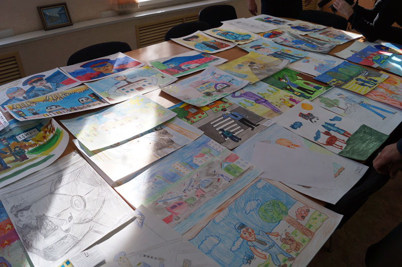 Конкурс «Полиция глазами детей – 2025»: как юные художники видят работу полицейских | В Свердловской области стартовал конкурс детских рисунков «Полиция глазами детей – 2025»