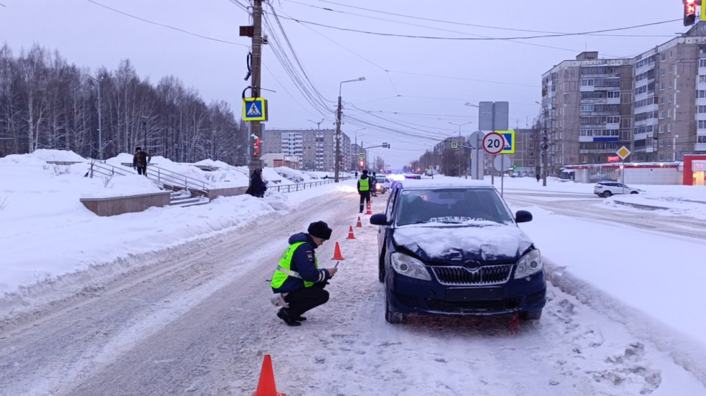 На зелёный для машины, на красный для ребёнка: в Нижнем Тагиле подросток попал под колёса на переходе со светофором | В Нижнем Тагиле на регулируемом переходе автомобиль сбил подростка переходившего на красный свет