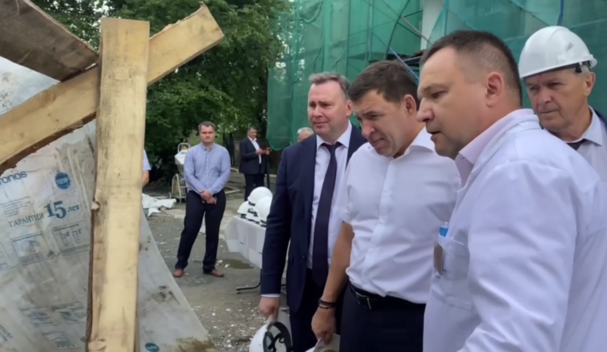 Губернатор проконтролирвал капремонт старейшей поликлиники на Урале