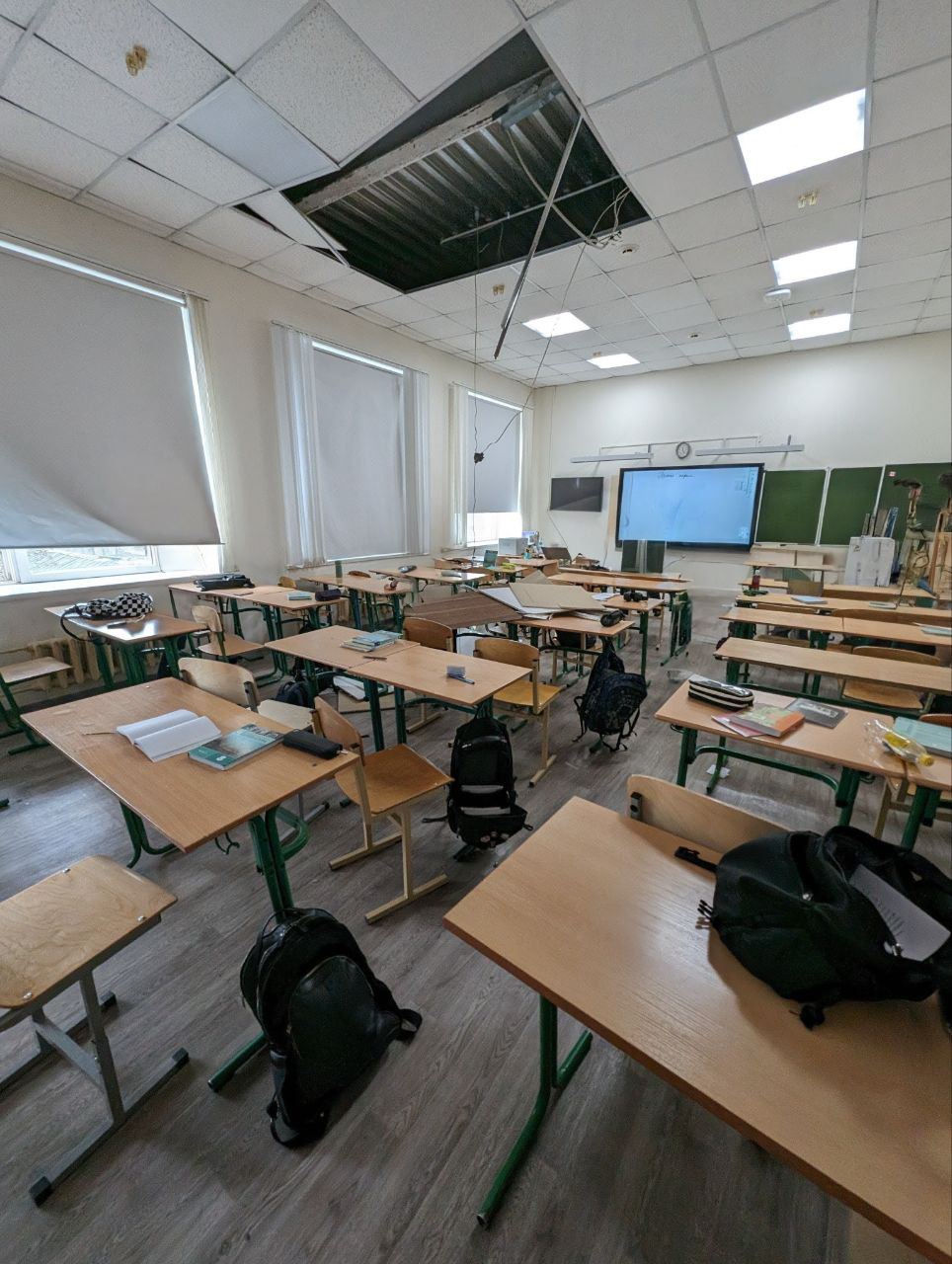 Четыре школьника пострадали при обрушении потолка в школе в Москве | В московской школе во время урока обрушился потолок