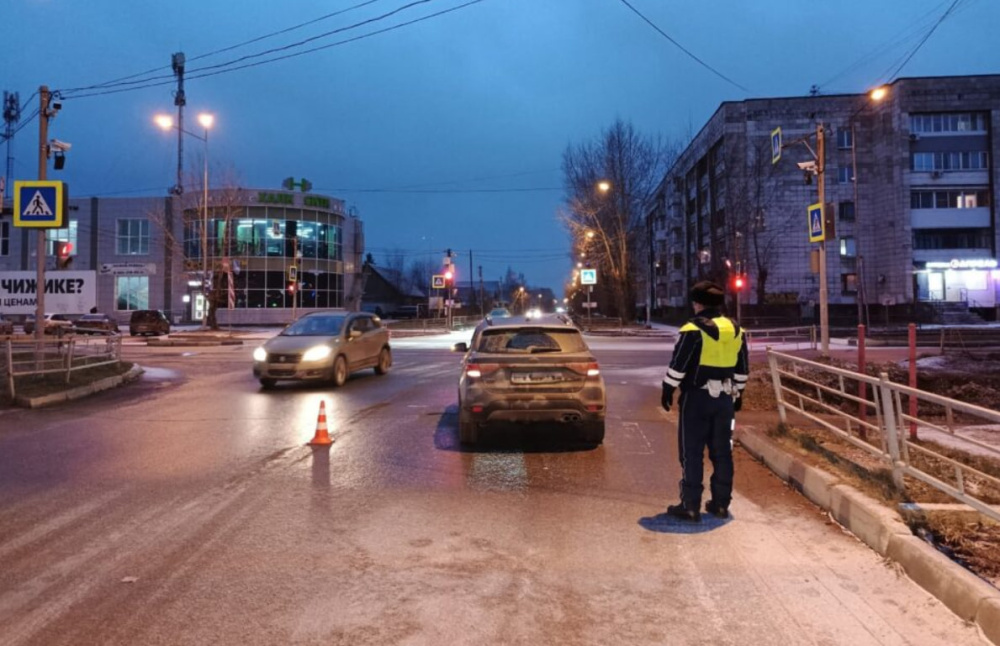 Попал под колёса из-за спешки: в Нижнем Тагиле подросток перешёл дорогу на красный свет и был сбит | Подросток в Нижнем Тагиле сбит на пешеходном переходе