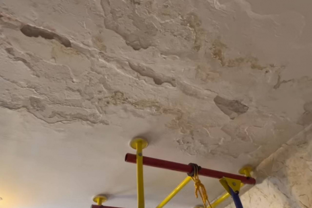 «Десятилетний дом трещит по швам»: тагильчане страдают от протечек крыши | На Урале в предоставленной чиновниками квартире протекает крыша