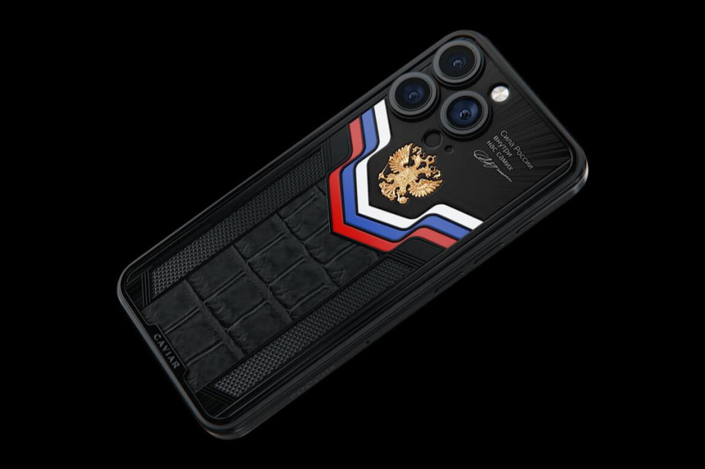 Ко Дню Рождения Владимир Путина представили патриотический комплект с iPhone 16 | В России презентовали патриотический iPhone 16 с золотым гербом страны