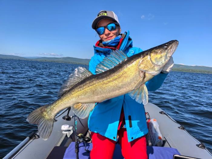 «Потеряла равновесие, но спиннинг не выпустила»: свердловчанка поймала крупного судака на рыбалке | Жительница Урала поймала крупного судака на Аргазинском водохранилище