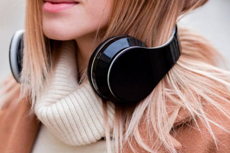 Ученый из Стэнфордского университета заявил, что беспроводные наушники могут привести к серьезным проблемам со здоровьем  | Нейробиолог Хьюберман: от наушников могут появляться кисты за ушами