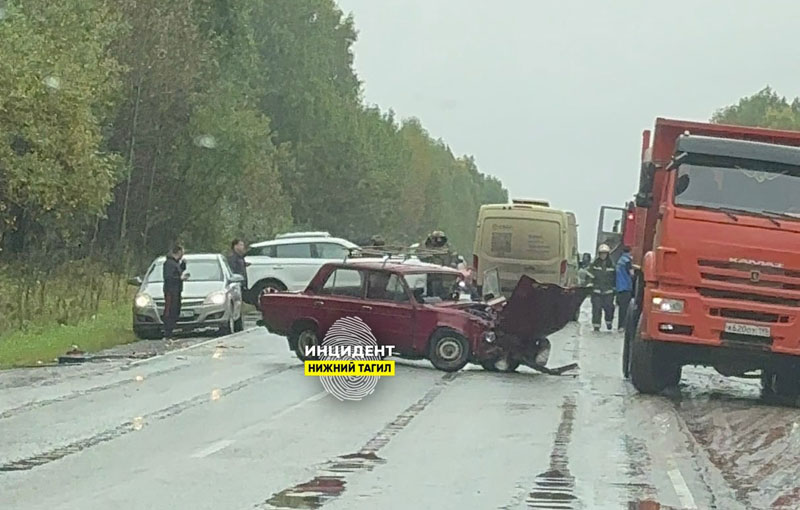 Салдинский тракт встал в пробке после масштабного ДТП с четырьмя авто | Четыре автомобиля столкнулись на Салдинском тракте под Нижним Тагилом