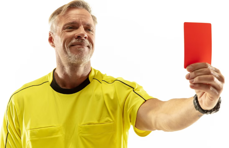 На Пхукете туристам-нарушителям выдали первые желтые и красные карточки