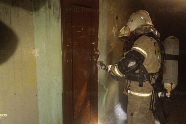 В Нижнем Тагиле в трехэтажке загорелась квартира. Огнеборцы спасали одного человека