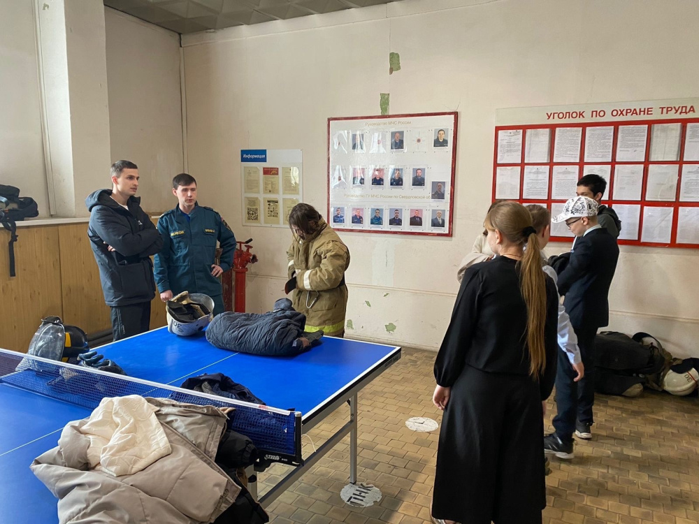 Школьники лицея № 86 Нижнего Тагила освоили навыки надевания боевой одежды пожарного | Сотрудники пожарно-спасательной части Нижнего Тагила провели тренировку для учащихся лицея