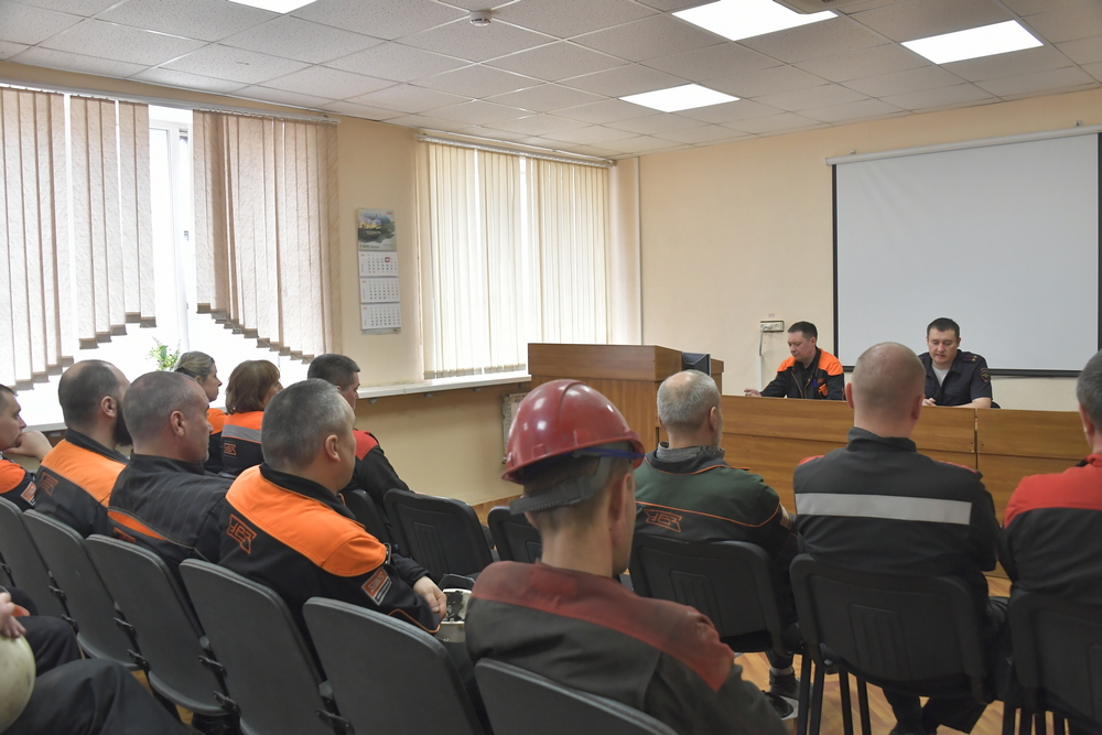 Полиция предупреждает о мошеннических схемах: как защитить себя и свои финансы | Сотрудники полиции Нижнего Тагила информируют работников предприятий о мошеннических схемах