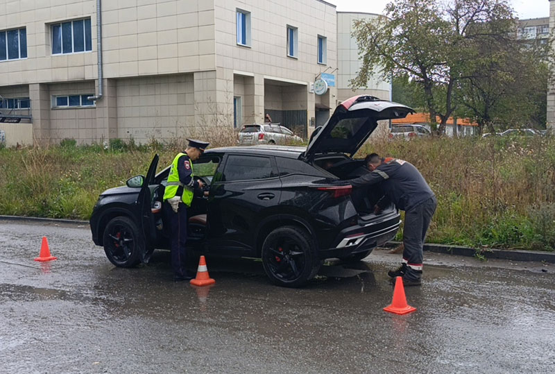 ДТП в Нижнем Тагиле: ребенок выехал на самокате под машину | В Нижнем Тагиле семилетний мальчик на самокате попал под машину