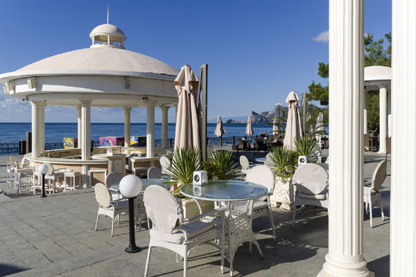 Российский турист несколько часов сидел и смотрел в одну точку в беседке турецкого отеля | Российский турист несколько часов сидел и смотрел в одну точку. Позже выяснилось, что он умер.