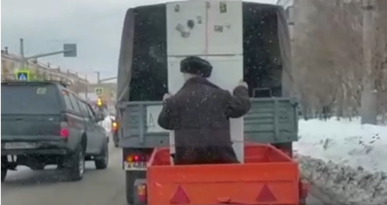 В Нижнем Тагиле полиция заинтересовалась мужчиной в прицепе с холодильником