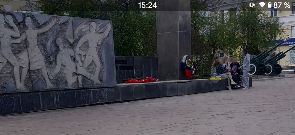 Тагильчане высказали возмущение из-за использования мемориала как лавочек | Подростки в Тагиле превращают памятник в лавочку: общественное негодование