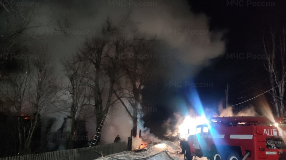 В Свердловской области пожар унес жизни двоих детей и их отца, вернувшегося с вахты | На Урале в пожаре погибли двое детей в возрасте семи и трех лет