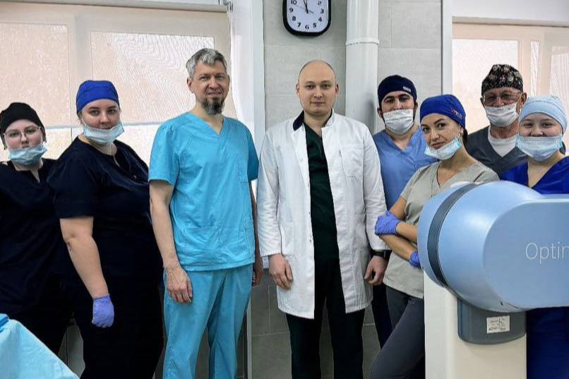 В Свердловской области врачи спасли 70-летнего пенсионера от ампутации ноги: операция длилась четыре часа | На Урале медики провели сложнейшую операцию, чтобы сохранить ногу пенсионеру