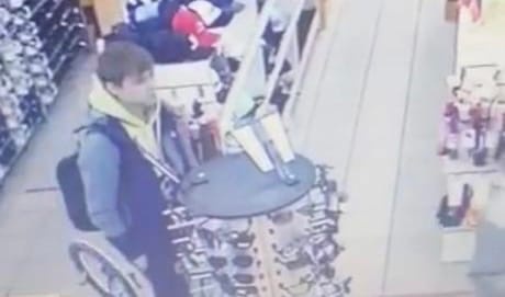 В Нижнем Тагиле сотрудники полиции устанавливают личность молодого человека, совершившего кражу сотового телефона