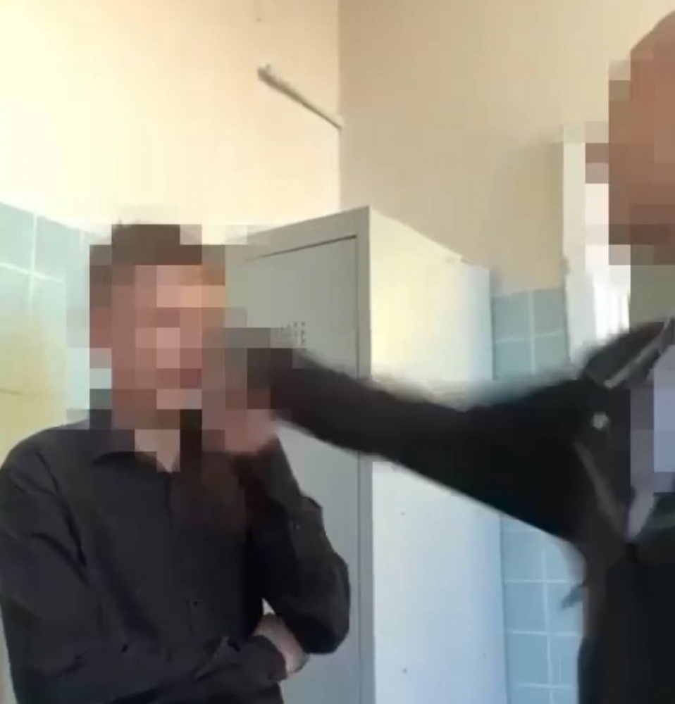 Новые подробности буллинга школьника в Нижнем Тагиле: его заставляли купить электронную сигарету | На Урале мальчика избили за отказ купить электронную сигарету