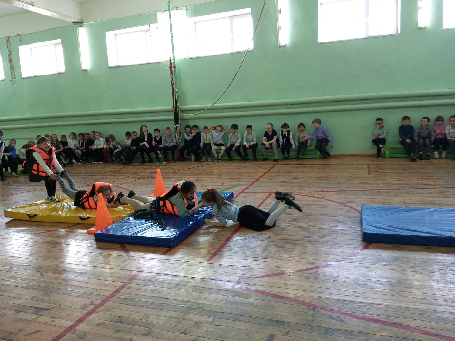 Школьники Нижнего Тагила прошли практические занятия по спасению людей на льду