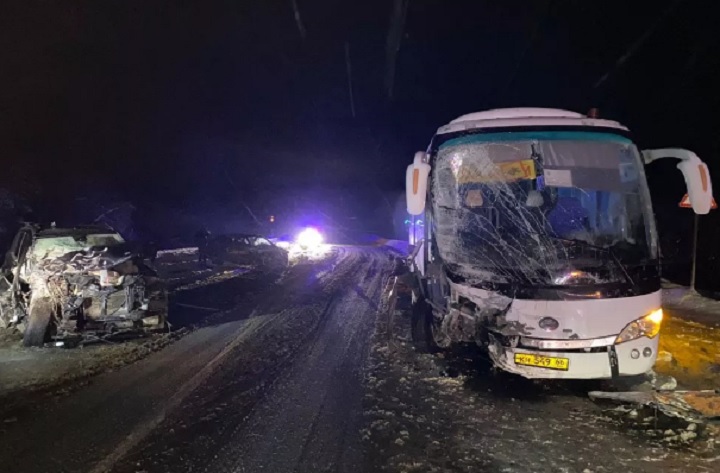 Под Екатеринбургом в ДТП попал автобус с 25 детьми