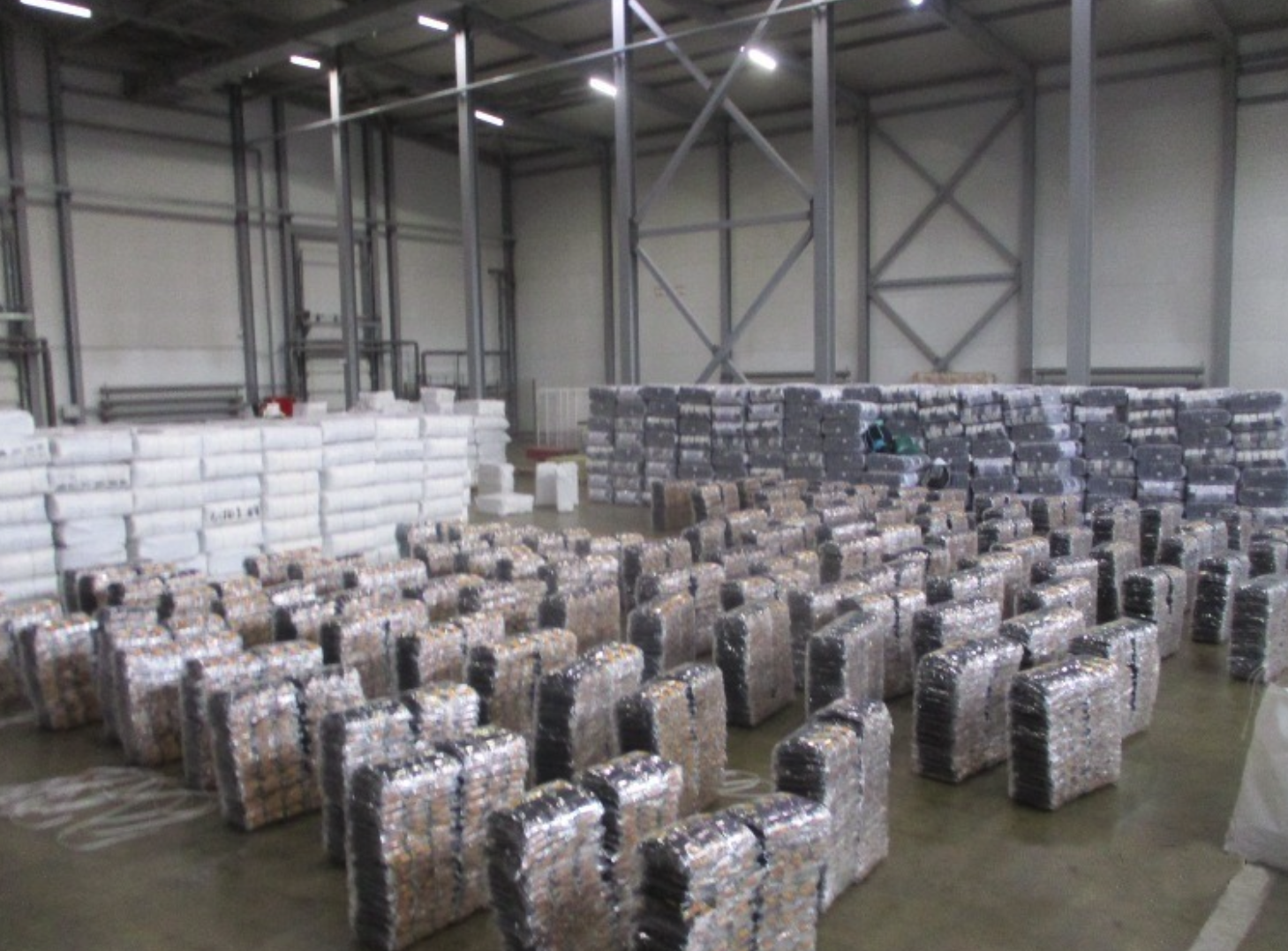 Таможенники  Екатеринбурга выявили более 12 тысяч пар   незадекларированных мужских носков