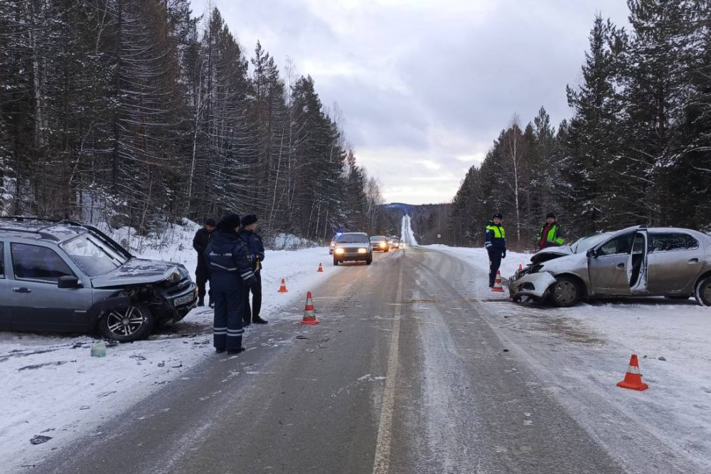 На трассе под Нижним Тагилом столкнулись два автомобиля: есть пострадавшие | На Урале в ДТП автомобиль столкнулся с другой машиной на встречной полосе