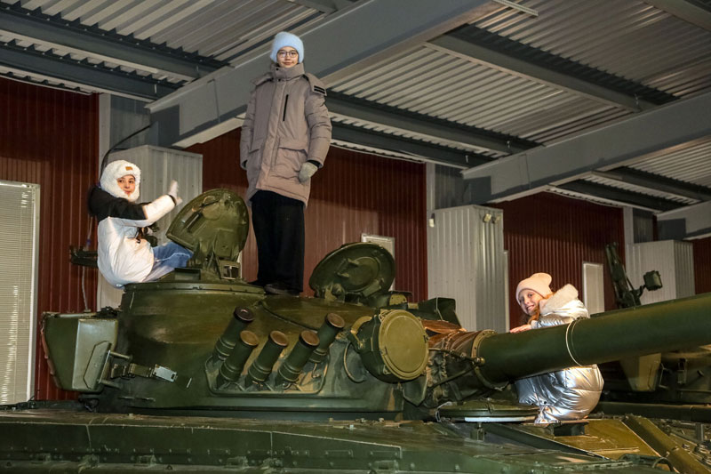 Школьники на УВЗ: путешествие во времени и мастер-класс по танкам | Школьники посетили Уралвагонзавод в честь 90-летия предприятия