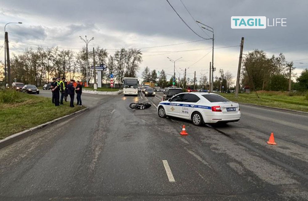 Столкновение мотоцикла и Mitsubishi в Нижнем Тагиле: момент попал на видео | В Нижнем Тагиле байкер пострадал в столкновении с внедорожником