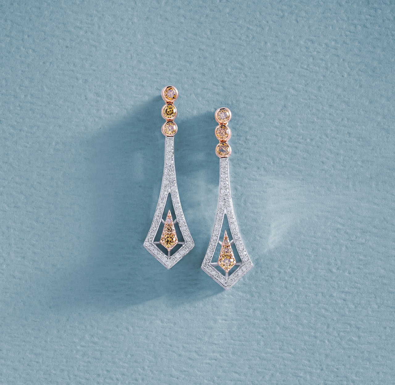 В Нижнем Тагиле продавец магазина отказался вернуть деньги за некачественное ювелирное изделие: правомерны ли его действия?