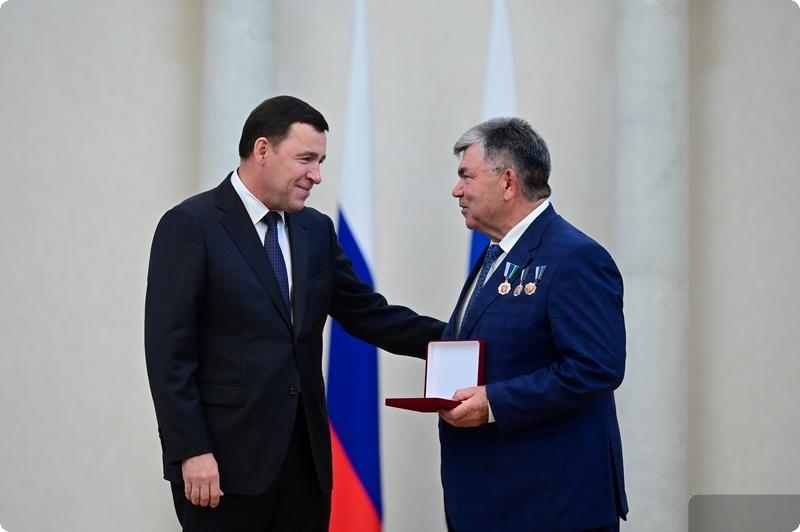 Губернатор Свердловской области вручил тагильчанам государственные награды | На Урале наградили выдающихся граждан 