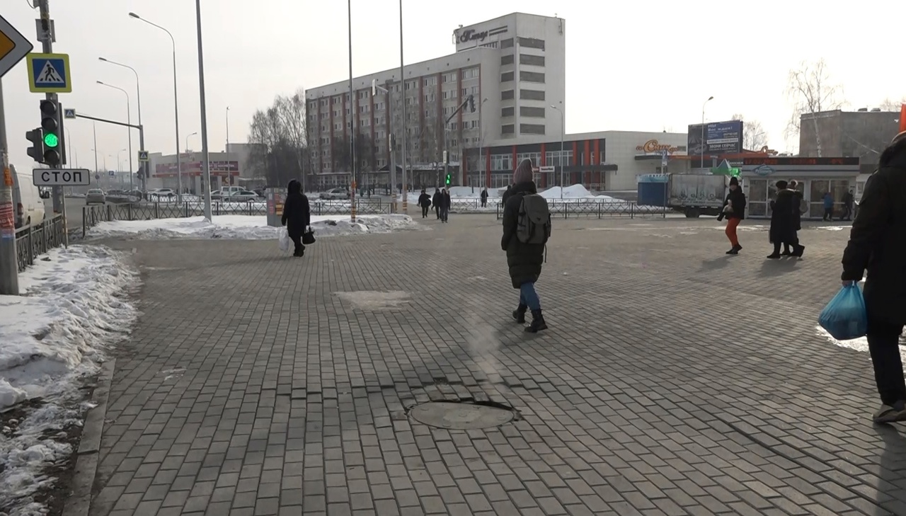 На привокзальной площади Нижнего Тагила просела уложенная летом плитка