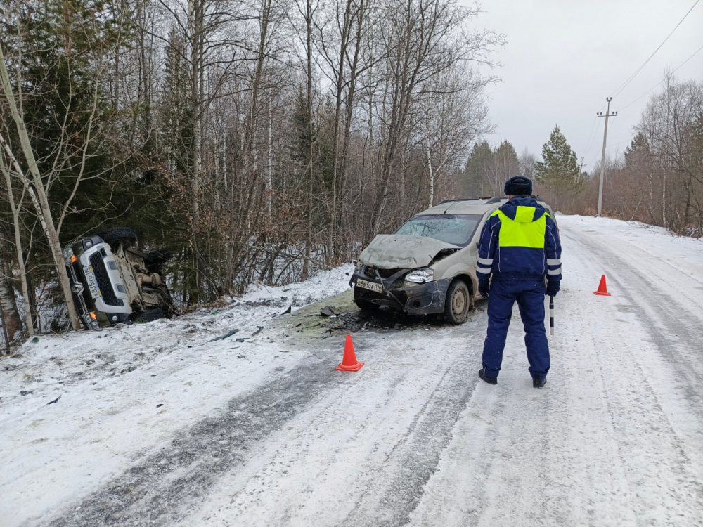 В Нижнем Тагиле в результате ДТП иномарка вылетела в кювет и столкнулась с деревом | На Урале в ДТП пострадали четыре человека