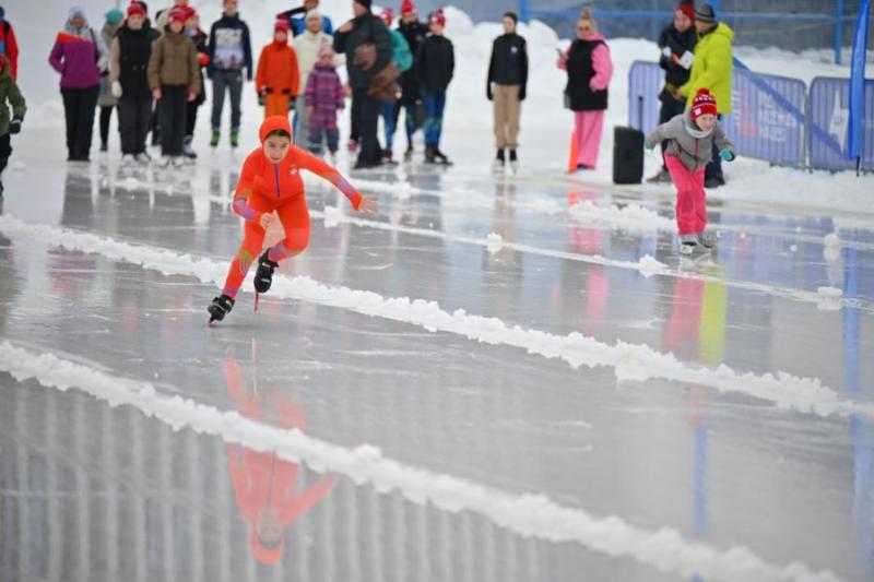 На Урале конькобежцы 23 муниципалитетов вышли на стадионы в рамках турнира | В Свердловской области конькобежцы 23 муниципалитетов вышли на лед в рамках соревнований к 80-летию Победы