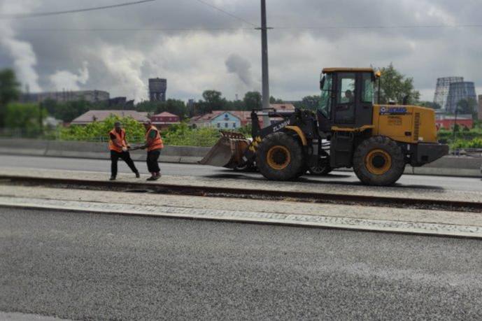 В Нижнем Тагиле укрепили откос рядом с путепроводом на улице Циолковского, где дожди разрушали тротуар | На Урале прошло выездное совещание по вопросам реконструкции путепровода В Нижнем Тагиле укрепили откос рядом с путепроводом на улице Циолковского, где дожди разрушали тротуар | На Урале прошло выездное совещание по вопросам реконструкции путепровода