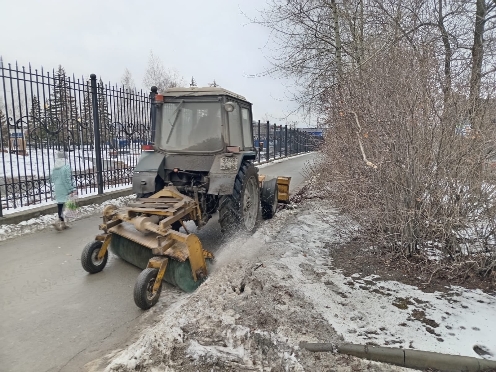 Дорожно-строительный сезон 2024 стартовал в Дзержинском районе | ООО «УБТ-Сервис» показало тагичанам как готовится в дорожно-строительному сезону 2024