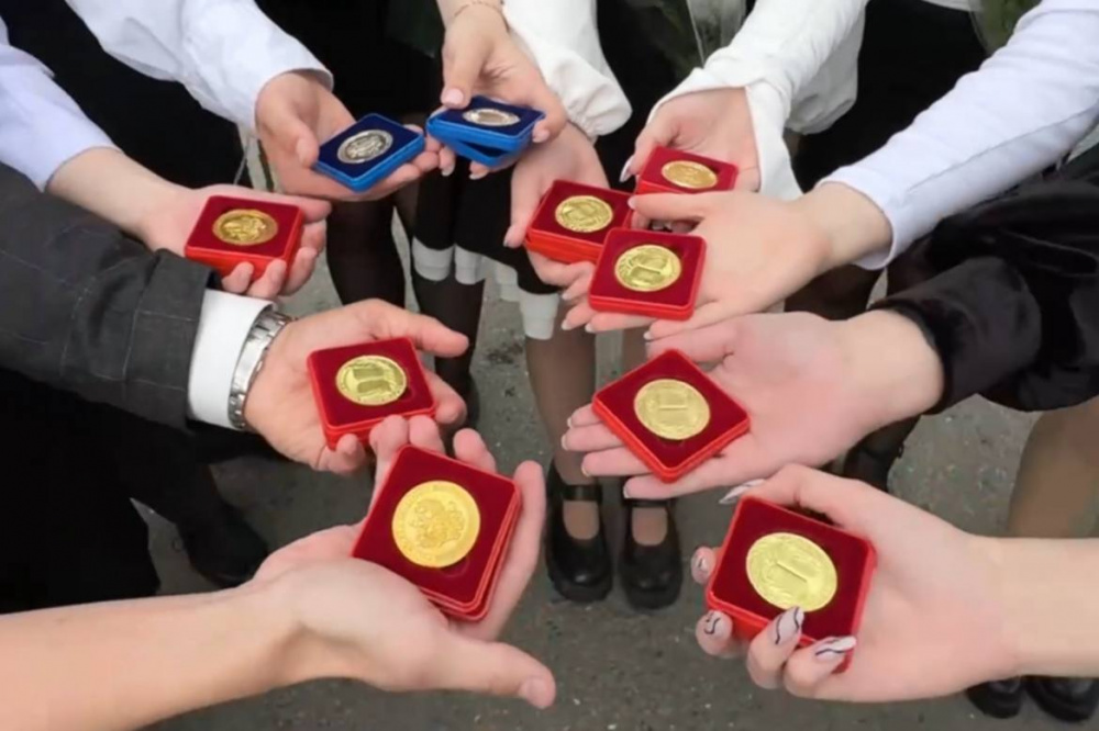 В Нижнем Тагиле прошла церемония вручения медалей выпускникам одиннадцатых классов | На Урале более 150 выпускникам вручили медали В Нижнем Тагиле прошла церемония вручения медалей выпускникам одиннадцатых классов | На Урале более 150 выпускникам вручили медали