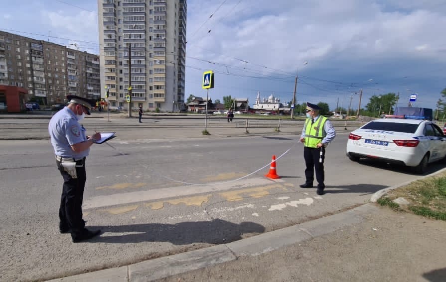 Сотрудники ГИБДД устанавливают обстоятельства ДТП, в результате которого пострадал несовершеннолетний пешеход