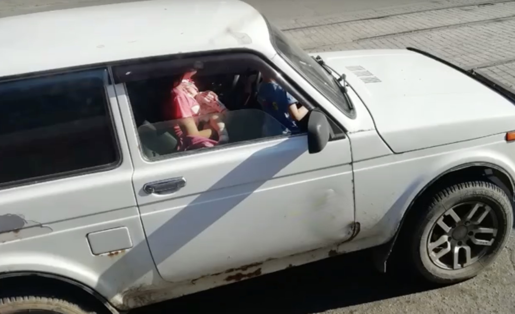 Автоледи с спящим ребенком за рулем, ездит по улицам Нижнего Тагила