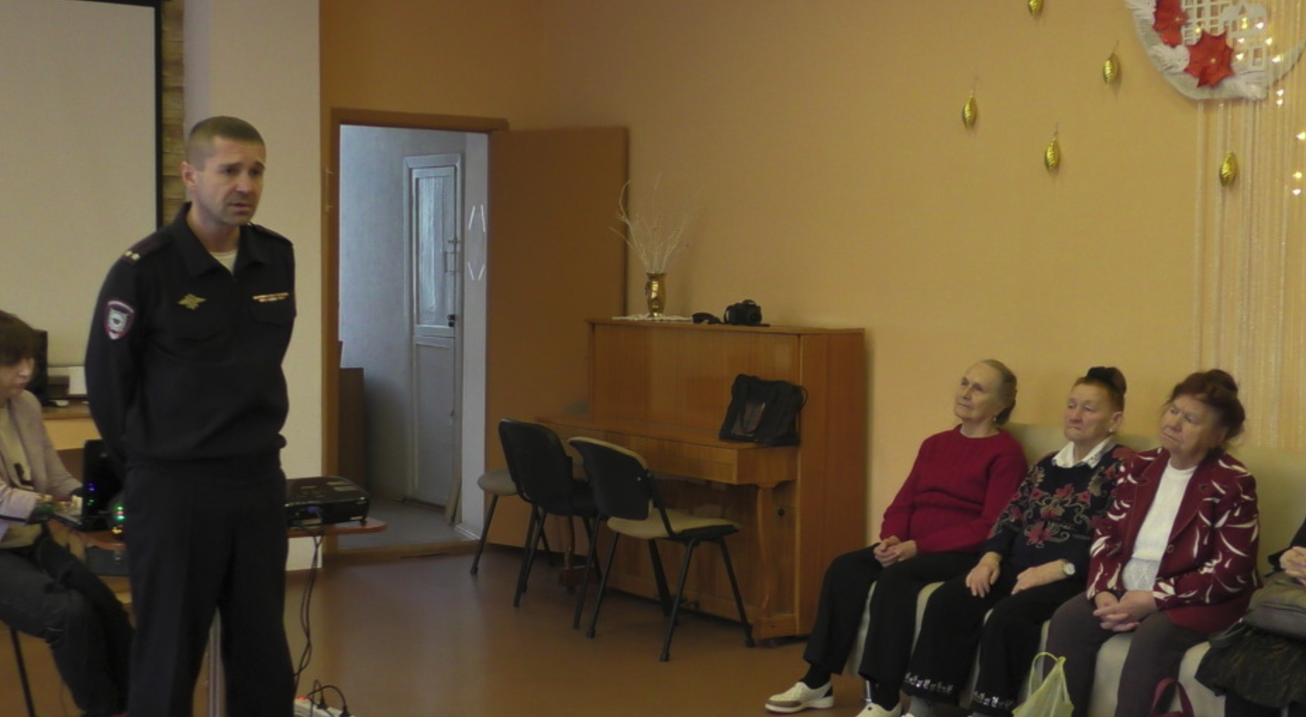 В Нижнем Тагиле сотрудники полиции совместно с социальными службами проводят профилактические мероприятия по мошенничеству с людьми пенсионного возраста