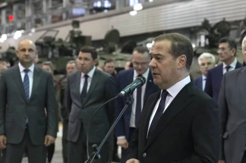 Как прошел визит Дмитрия Медведева в Нижний Тагил: политик поблагодарил сотрудников «Уралвагонзавода» | Дмитрий Медведев вручил государственную награду коллективу тагильского «Уралвагонзавода»