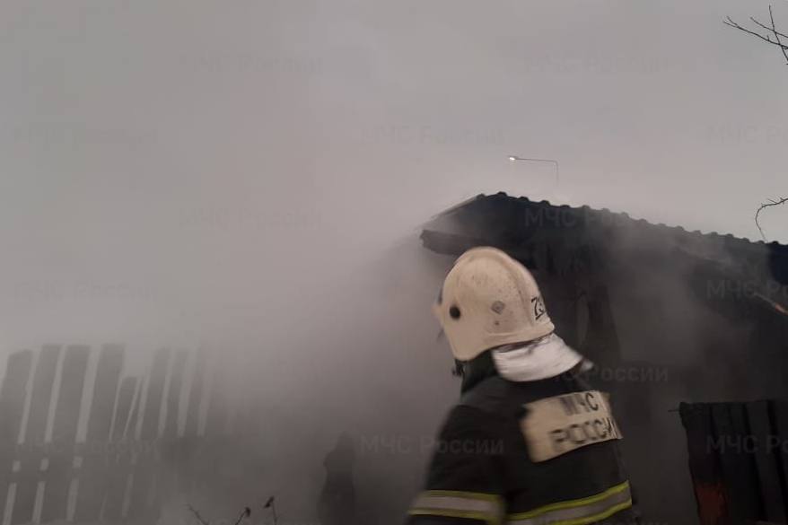 В Нижнем Тагиле в результате пожара сгорела кровля и перекрытия жилого дома | На Урале огнеборцы потушили пожар в частном жилом доме