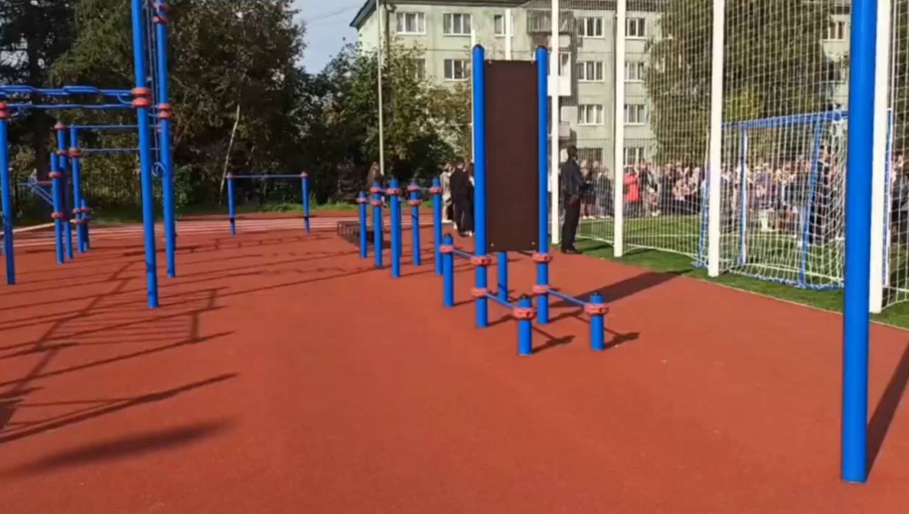В Нижнем Тагиле в первый день нового учебного года в школе №44 открыли стадион | На Урале для школьников открыли стадион мечты