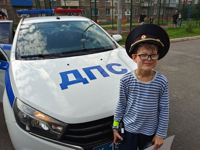 Сотрудники Госавтоинспекции поздравили с днём рождения школьника в Нижнем Тагиле | В Нижнем Тагиле ГИБДД устроила сюрприз на день рождения десятилетнему Глебу