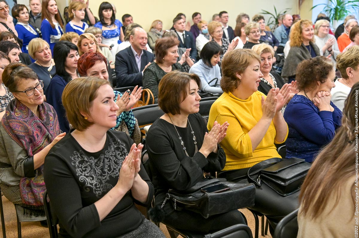 Десятки тагильских школьников получили премии губернатора в 2022 году