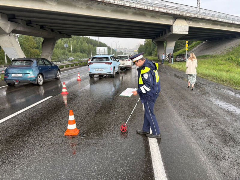 В Екатеринбурге на трассе Пермь – Екатеринбург столкнулись пять автомобилей | Массовое ДТП под Екатеринбургом: пять машин столкнулись на трассе, есть пострадавший