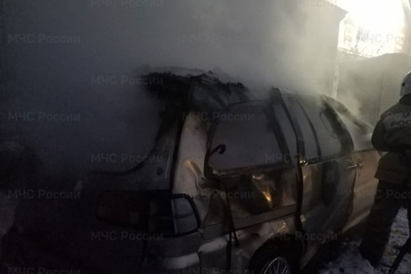 Ночью в Нижнем Тагиле в пожаре пострадали три иномарки