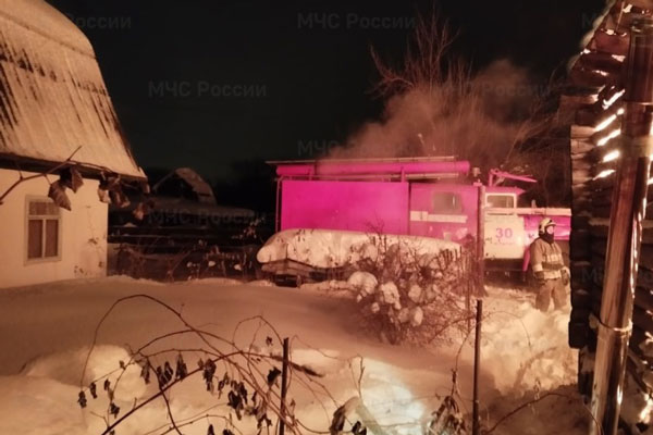 В Нижнем Тагиле в крупном пожаре сгорел садовый дом