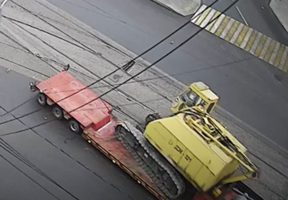 На Урале трал уронил многотонный экскаватор 