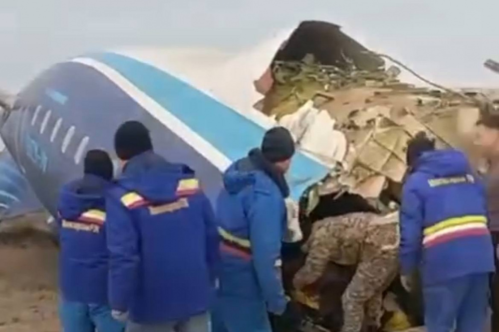 Крушение пассажирского самолета в Казахстане: 28 выживших были доставлены в больницы | Минздрав Казахстана: в результате крушения самолета выжило 28 человек 